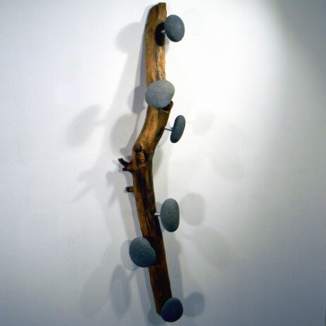 Appendino da parete in legno con sassi