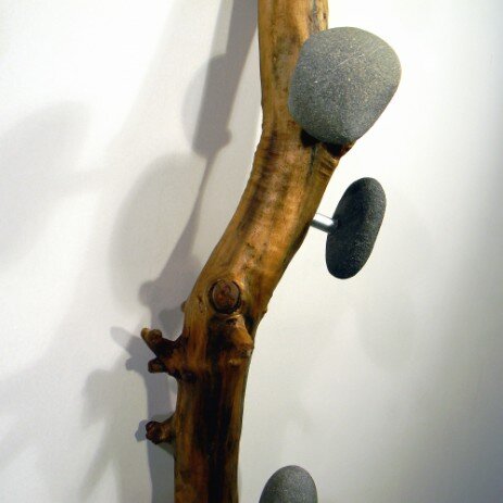 Appendino da parete in legno con sassi