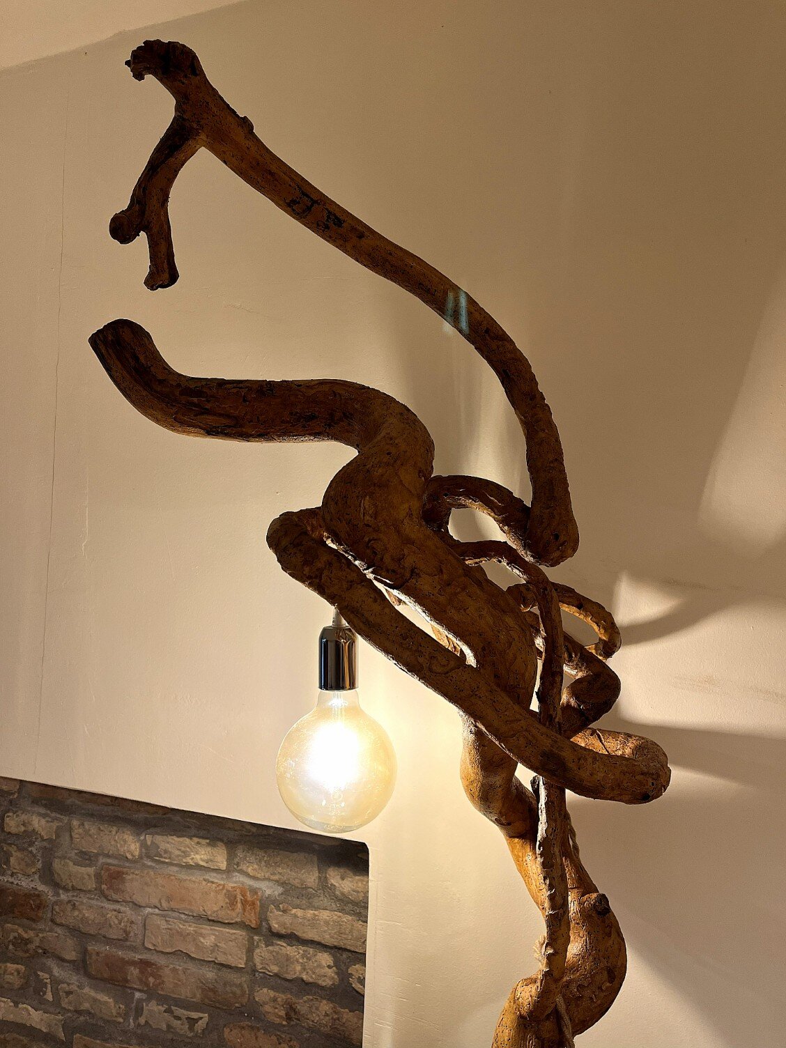 Lampada scultura in legno