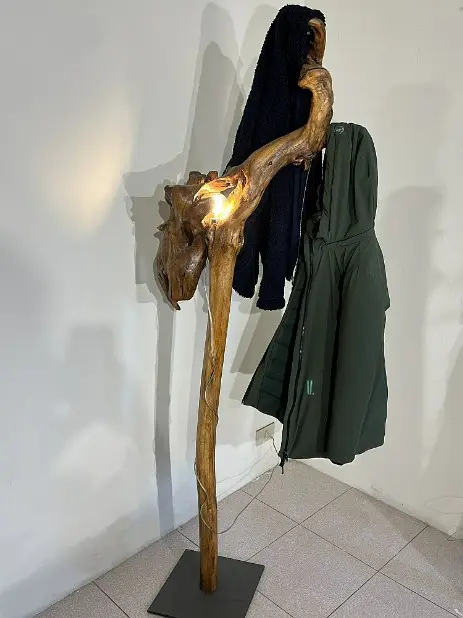 Attaccapanni con lampada legno riciclato